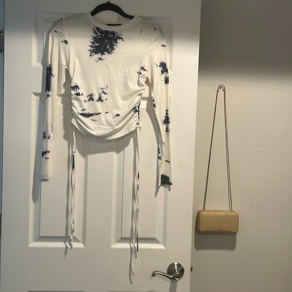 White long sleeve top with navy blue tie die & ruched sides